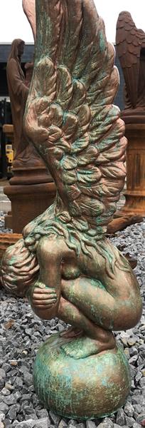 Grote foto knielende engel in een prachtige koper brons look bijzonder beeld tuin en terras tuindecoratie