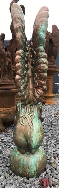 Grote foto knielende engel in een prachtige koper brons look bijzonder beeld tuin en terras tuindecoratie