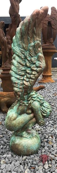 Grote foto knielende engel in een prachtige koper brons look bijzonder beeld tuin en terras tuindecoratie
