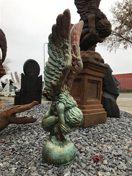 Grote foto knielende engel in een prachtige koper brons look bijzonder beeld tuin en terras tuindecoratie