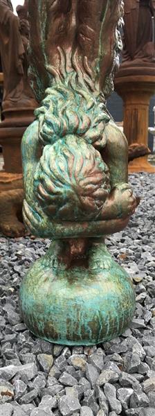 Grote foto knielende engel in een prachtige koper brons look bijzonder beeld tuin en terras tuindecoratie