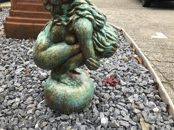 Grote foto knielende engel in een prachtige koper brons look bijzonder beeld tuin en terras tuindecoratie