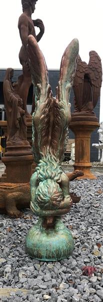Grote foto knielende engel in een prachtige koper brons look bijzonder beeld tuin en terras tuindecoratie