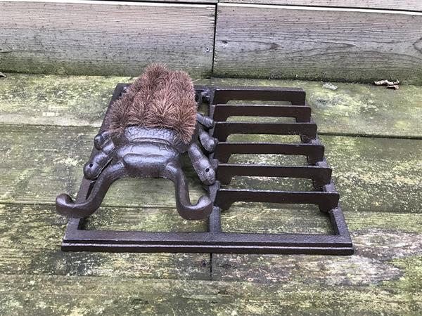 Grote foto leuke deurmat robuust en tweedelig waaronder een kever tor bruin tuin en terras overige tuin en terras