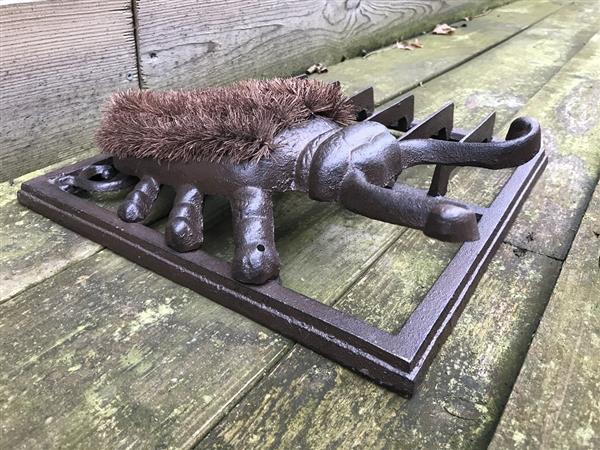 Grote foto leuke deurmat robuust en tweedelig waaronder een kever tor bruin tuin en terras overige tuin en terras