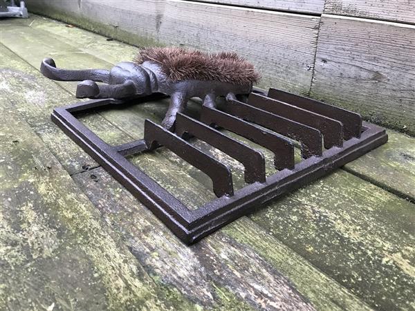 Grote foto leuke deurmat robuust en tweedelig waaronder een kever tor bruin tuin en terras overige tuin en terras