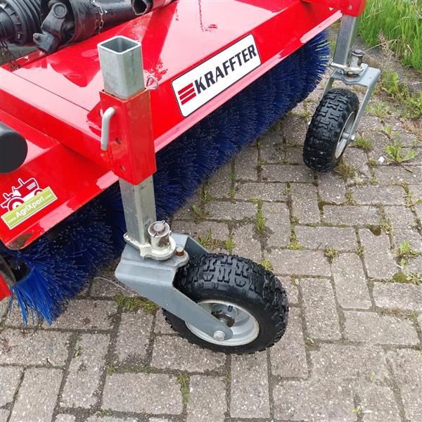 Grote foto kraffter veegmachine 140 aftakas marge inruiler agrarisch mechanisatie