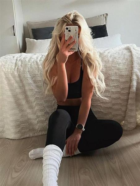 Grote foto lekker over je gezicht schuiven erotiek contact vrouw tot man