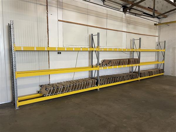 Grote foto bandenrek bandenstelling bandenopslag 12 meter auto diversen gereedschap