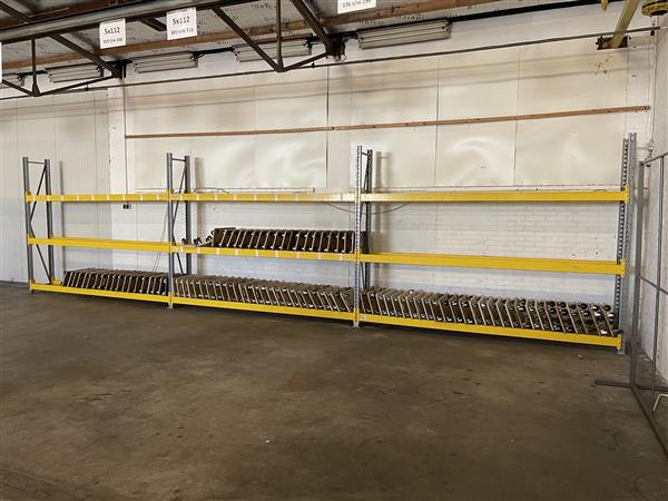 Grote foto bandenrek bandenstelling bandenopslag 12 meter auto diversen gereedschap