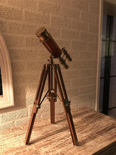 Grote foto prachtige decoratieve telescoop op een houten statief tuin en terras tuindecoratie