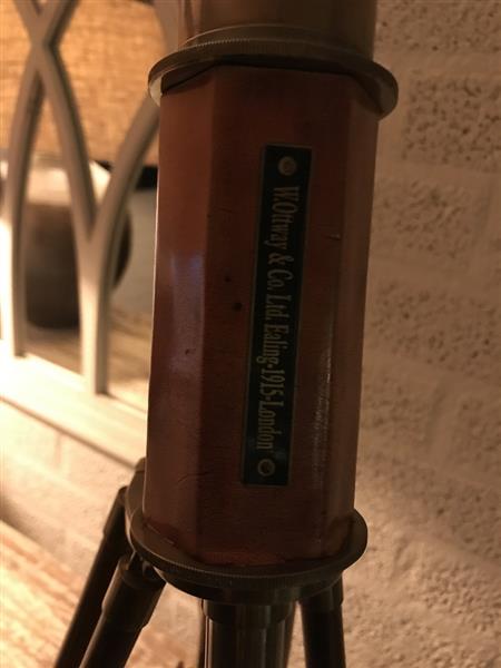 Grote foto prachtige decoratieve telescoop op een houten statief tuin en terras tuindecoratie