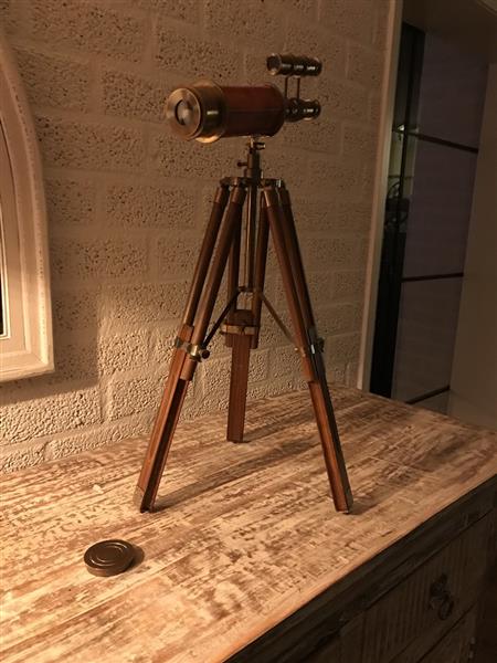 Grote foto prachtige decoratieve telescoop op een houten statief tuin en terras tuindecoratie