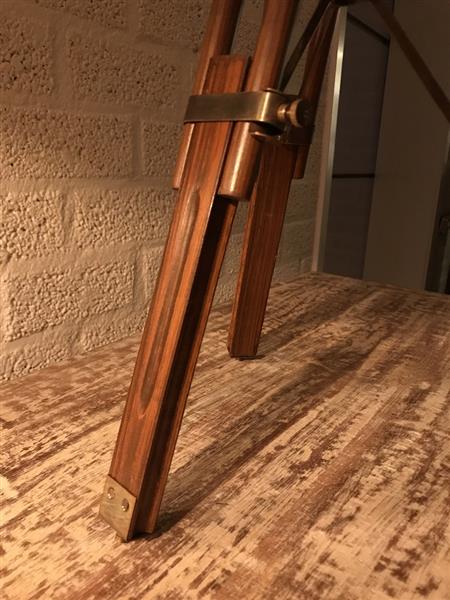 Grote foto prachtige decoratieve telescoop op een houten statief tuin en terras tuindecoratie
