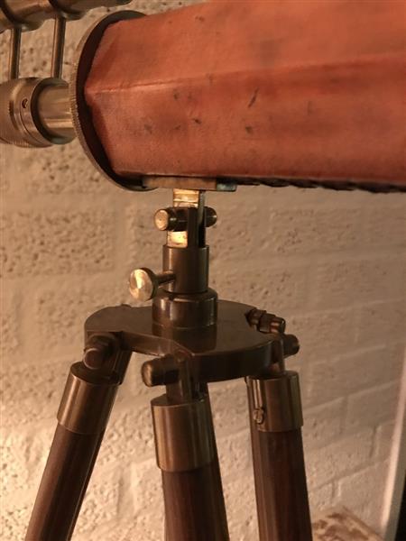 Grote foto prachtige decoratieve telescoop op een houten statief tuin en terras tuindecoratie