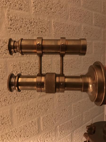 Grote foto prachtige decoratieve telescoop op een houten statief tuin en terras tuindecoratie