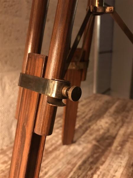 Grote foto prachtige decoratieve telescoop op een houten statief tuin en terras tuindecoratie