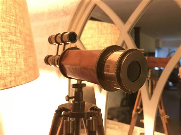 Grote foto prachtige decoratieve telescoop op een houten statief tuin en terras tuindecoratie