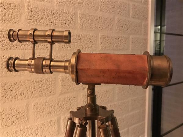 Grote foto prachtige decoratieve telescoop op een houten statief tuin en terras tuindecoratie