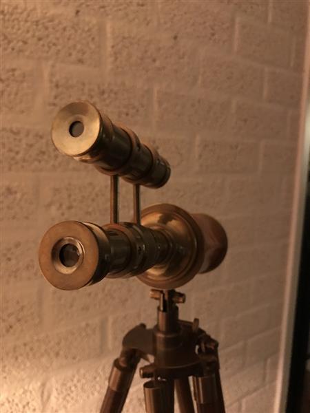 Grote foto prachtige decoratieve telescoop op een houten statief tuin en terras tuindecoratie