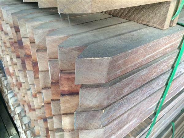 Grote foto 6x6cm 4.0m hard hout ruw doe het zelf en verbouw hout en planken