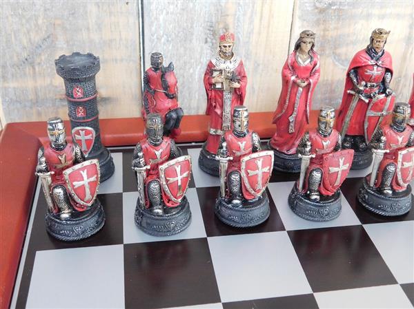 Grote foto een schaakspel met als thema medieval knights fraaie schaakstukken als middeleeuwse ridders op tuin en terras tuindecoratie
