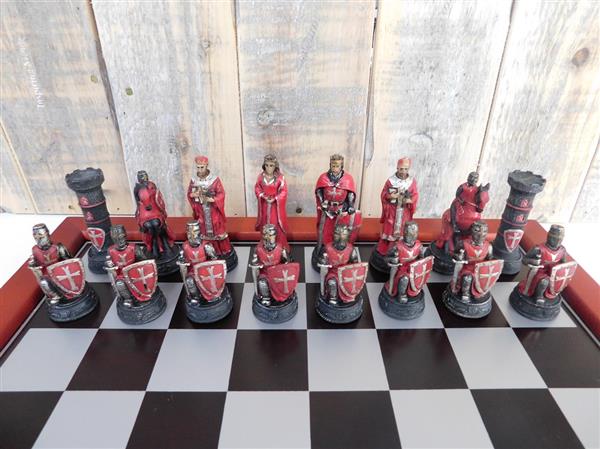 Grote foto een schaakspel met als thema medieval knights fraaie schaakstukken als middeleeuwse ridders op tuin en terras tuindecoratie