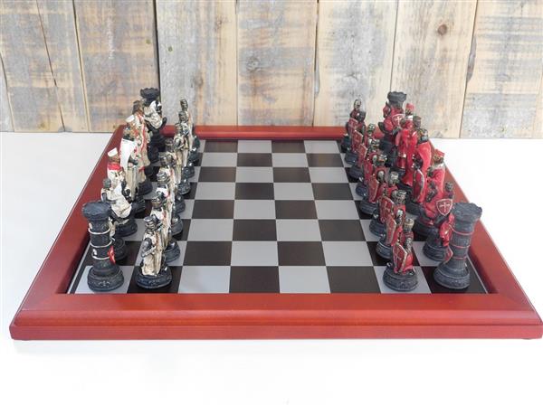 Grote foto een schaakspel met als thema medieval knights fraaie schaakstukken als middeleeuwse ridders op tuin en terras tuindecoratie