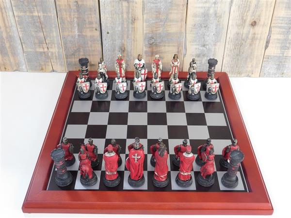 Grote foto een schaakspel met als thema medieval knights fraaie schaakstukken als middeleeuwse ridders op tuin en terras tuindecoratie