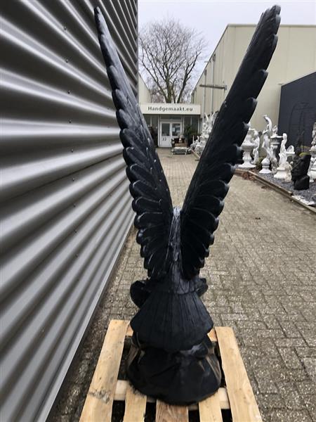 Grote foto werkelijk facinerend massief gegoten stenen beeld van een adelaar die wil opvliegen donkergrijs fr tuin en terras tuindecoratie