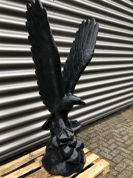 Grote foto werkelijk facinerend massief gegoten stenen beeld van een adelaar die wil opvliegen donkergrijs fr tuin en terras tuindecoratie