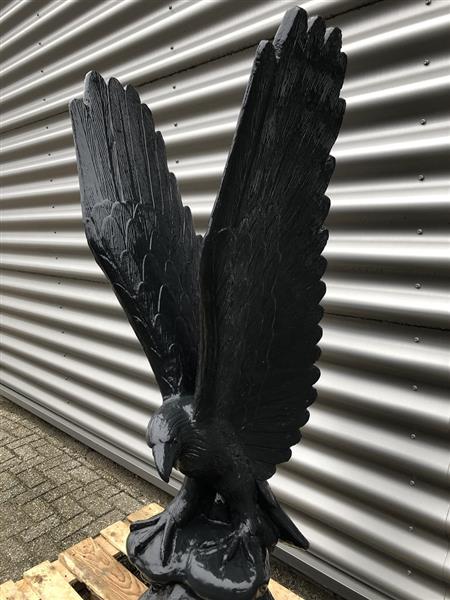 Grote foto werkelijk facinerend massief gegoten stenen beeld van een adelaar die wil opvliegen donkergrijs fr tuin en terras tuindecoratie