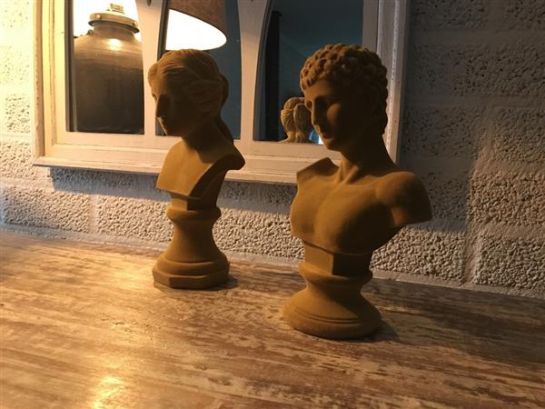 Grote foto set beelden van adam en eva afgewerkt in fluweel kleur ochre tuin en terras tuindecoratie