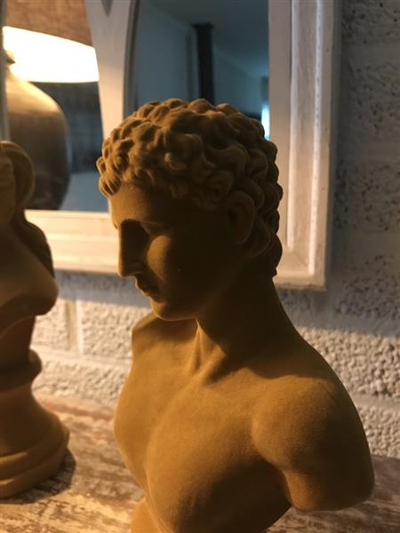 Grote foto set beelden van adam en eva afgewerkt in fluweel kleur ochre tuin en terras tuindecoratie