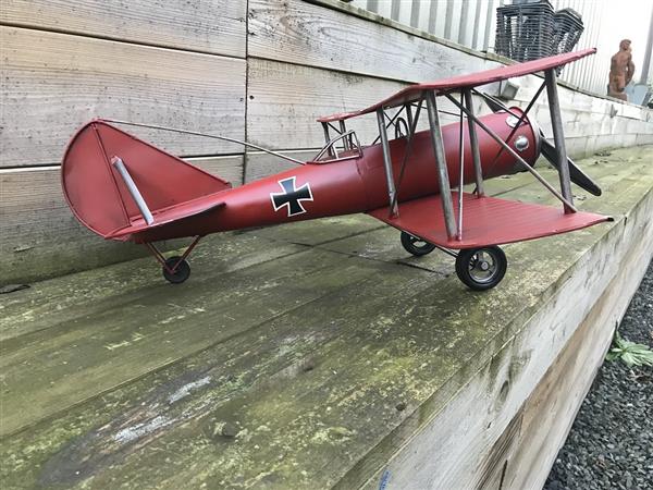 Grote foto metalen schaalmodel van een vliegtuig uit de ww2 een luftwaffe schaalmodel tuin en terras tuindecoratie