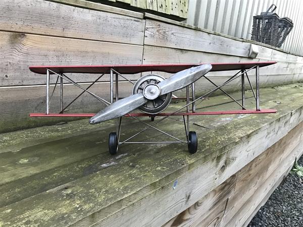 Grote foto metalen schaalmodel van een vliegtuig uit de ww2 een luftwaffe schaalmodel tuin en terras tuindecoratie
