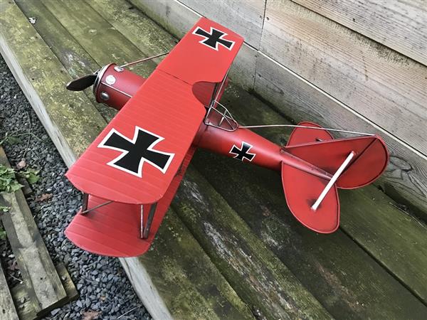 Grote foto metalen schaalmodel van een vliegtuig uit de ww2 een luftwaffe schaalmodel tuin en terras tuindecoratie