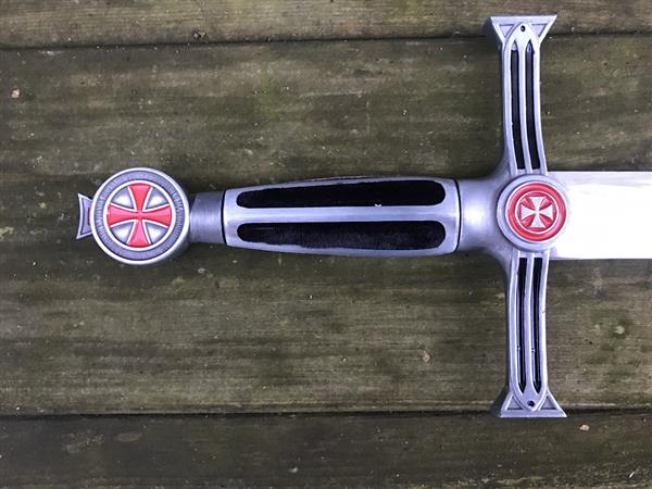 Grote foto een zwaard van de tempeliers leuk decoratief object tuin en terras tuindecoratie