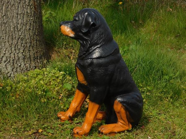 Grote foto prachtig polystonen beeld van een rottweiler. tuin en terras tuindecoratie