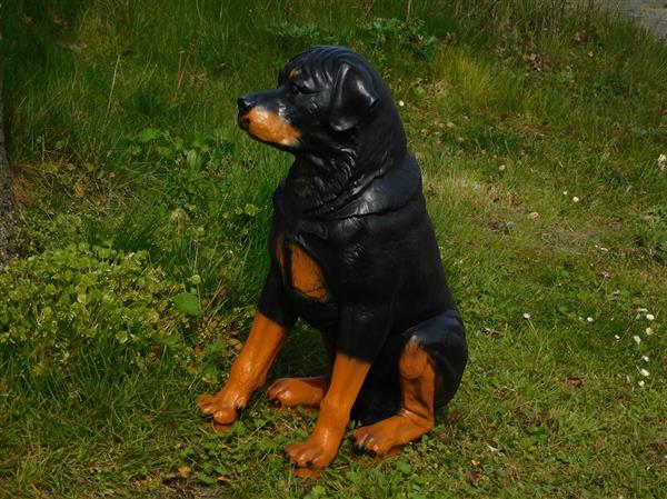 Grote foto prachtig polystonen beeld van een rottweiler. tuin en terras tuindecoratie
