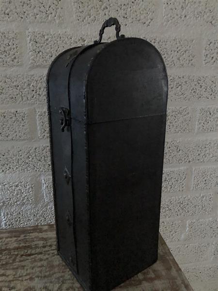 Grote foto houten kist voor een fles wijn rechtop hout met fraaie versieringen en slot. tuin en terras tuindecoratie