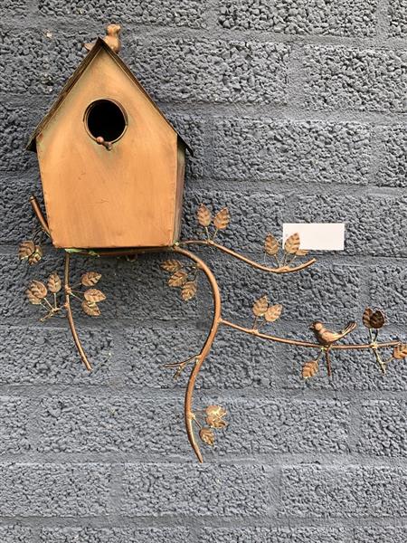 Grote foto prachtig koper metalen wand vogelhuis. tuin en terras tuindecoratie