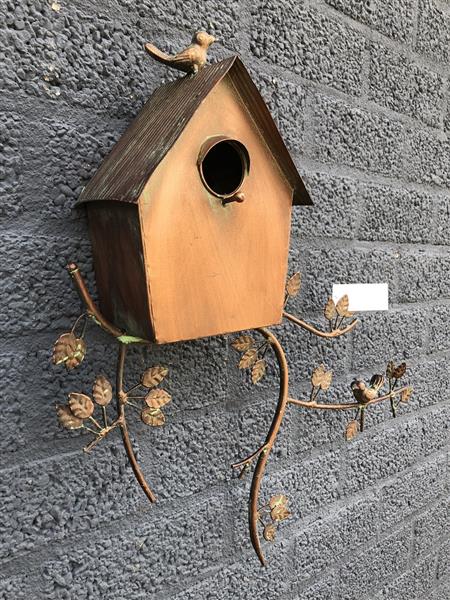 Grote foto prachtig koper metalen wand vogelhuis. tuin en terras tuindecoratie