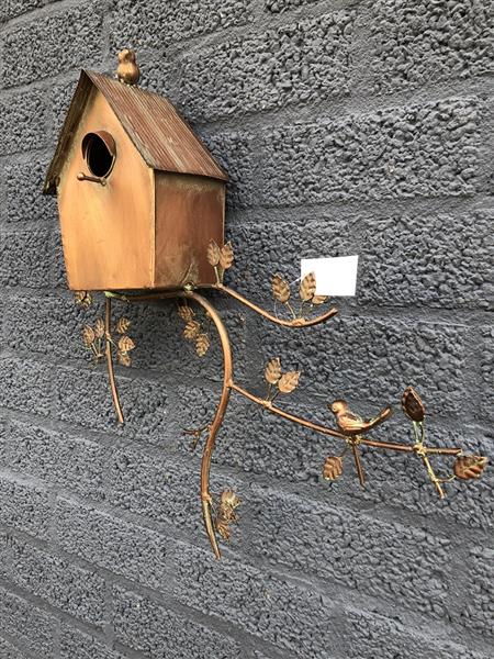 Grote foto prachtig koper metalen wand vogelhuis. tuin en terras tuindecoratie