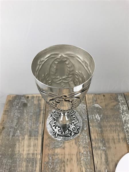 Grote foto nostalgisch wijnglas decoratieve kelk verzilverd tuin en terras tuindecoratie