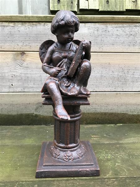 Grote foto gaaf beeld van een engel zittend op een sokkel aan het schrijven gietijzer tuin en terras tuindecoratie