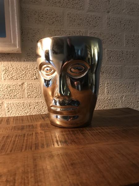 Grote foto mooie aluminium vaas rond in de vorm van een gezicht nikkel tuin en terras tuindecoratie
