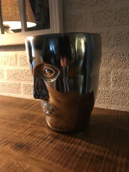 Grote foto mooie aluminium vaas rond in de vorm van een gezicht nikkel tuin en terras tuindecoratie