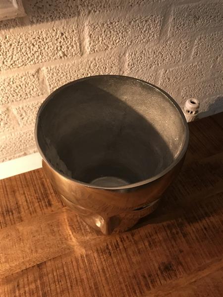 Grote foto mooie aluminium vaas rond in de vorm van een gezicht nikkel tuin en terras tuindecoratie