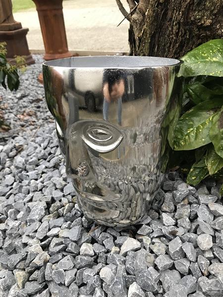 Grote foto mooie aluminium vaas rond in de vorm van een gezicht nikkel tuin en terras tuindecoratie